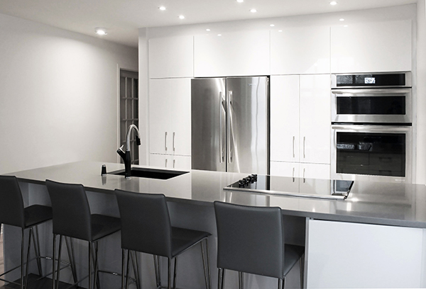 rénovation cuisine parallèle laboratoire gris blanc comptoir lunch électroménager encastré inox stainless armoires blanches renovation kitchen laboratory parallel grey white counter lunch stainless built-in appliances white cabinet