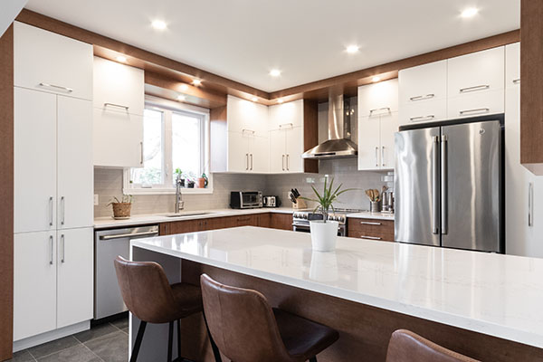 cuisine lumineuse ouverte moderne blanche noyer inox électro encastré cuir îlot comptoir fonctionnel optimisation rangements open kitchen bright modern walnut stainless recessed lights leather island countertop functional storage optimization