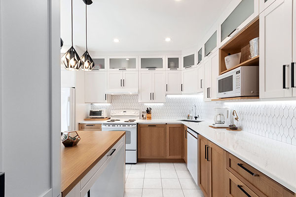 rénovation cuisine économique changement portes armoires ajout caisson haut vitrée dosseret céramique blanc bois lumineux renovation kitchen economic changing doors cabinet added high glass cabinet white ceramic backsplash bright