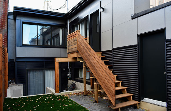 façade moderne cours arrière escalier pruche acier ondulé noir panneaux fibrociment gris HardiePanel combinaison matériaux  backyard facade modern stairs balcony hemlock wood black corrugated steel grey fibrocement panels HardiePanel mixed materials